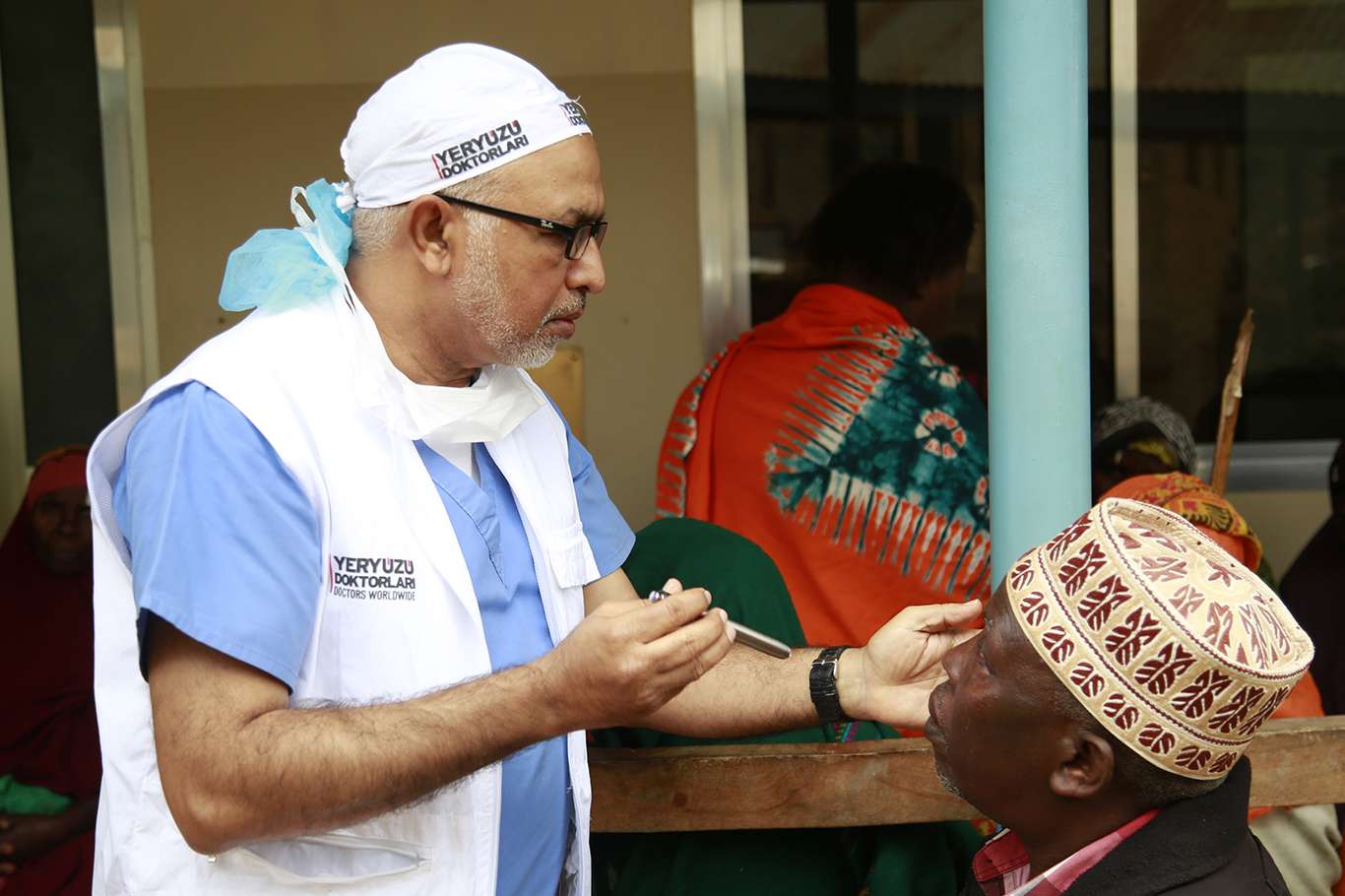 Yeryüzü Doktorları Asya ve Afrika'da göz sağlığı faaliyetlerine devam ediyor